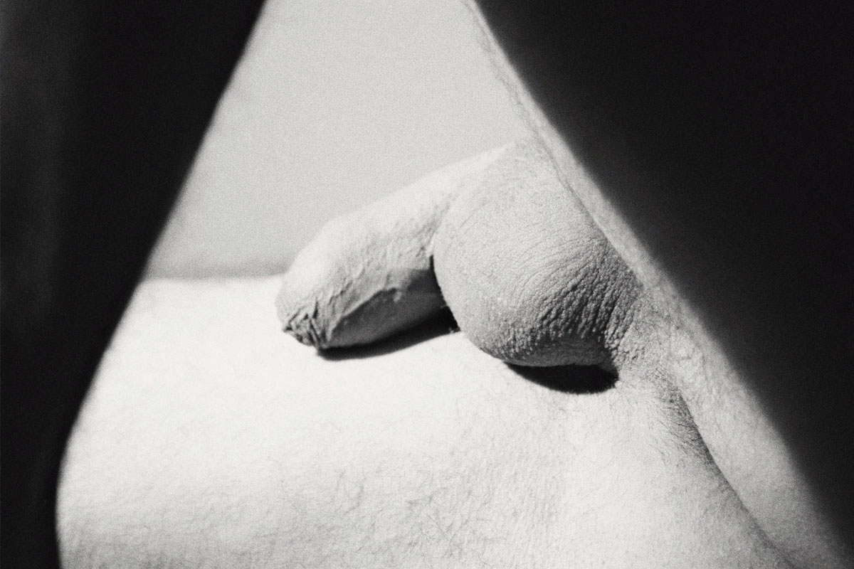 BUTT - ABRIL. Juan is a 38-year-old homosexual who loves cock so much that he even collects all kinds of penis-shaped gadgets. The highlight of his collection is a huge Murano glass cock.